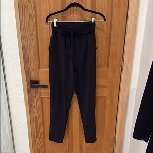 Lululemon Athletica Black Back in Action Jogger Pants with Tapered Fit size 2